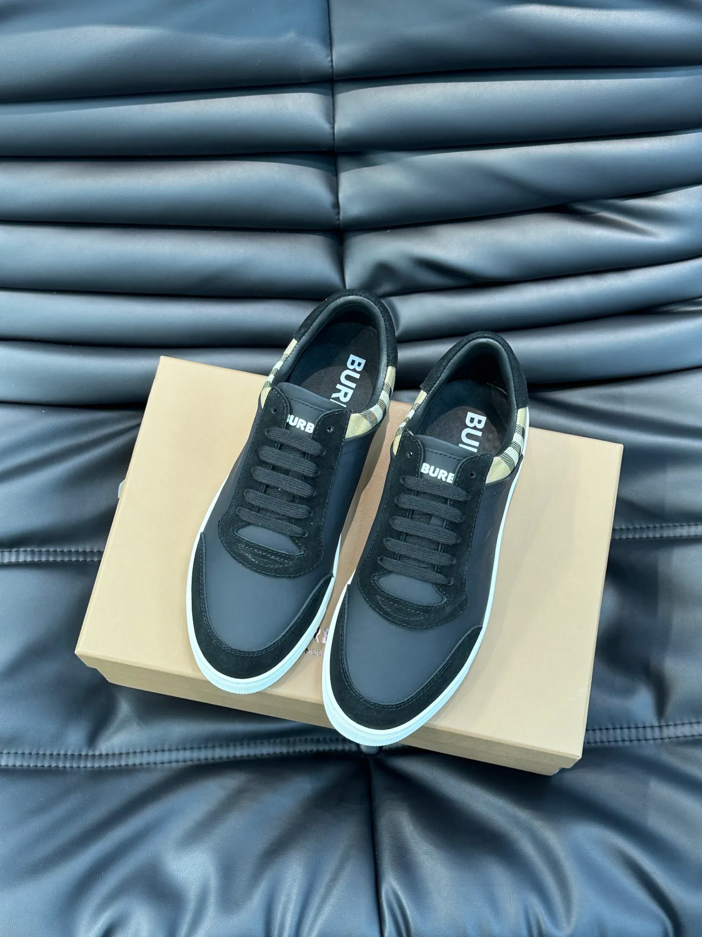 Men's shoes 💰p380 Men's classic low-top sneakers from "burberr*" are reinterpreted with Vintage retro plaid cotton and cowhide materials, and are decorated with a new brand logo. First-layer sheepskin lining, embossed Burberry lettering logo on the heel, T men's shoes 💰pU original outsole! Size: 38-44 (45 46 customized)